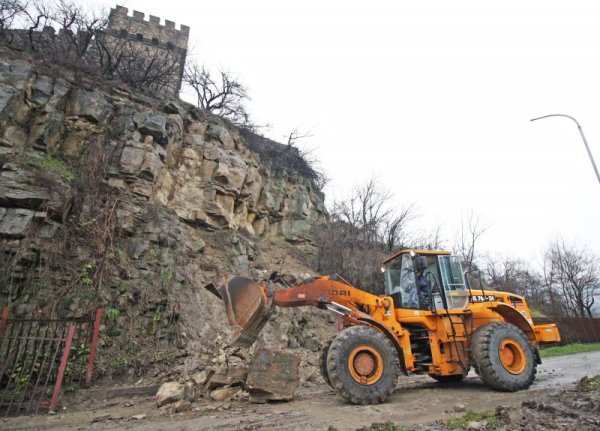 Свлачищен процес заплашва историческата Балдуинова кула на крепостта &quot;Царевец&quot; във Велико Търново. Тази нощ каменни блокове са се откъснали от скала под Балдуиновата кула.  Огромните каменни късове са паднали на шосето и затвориха пътя за Асенова махала. Снимка: Булфото
&nbsp;