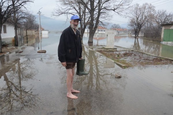 Бедствена остава обстановката в село Нова махала, община Николаево. Селището е залято от придошлите води на река Тунджа след изпускането на язовир Копринка. Наводнени са 65 къщи от общо 200 в селото. Хората се евакуират с коли на противопожарна защита, трактори и каруци. Снимка: БТА
&nbsp;