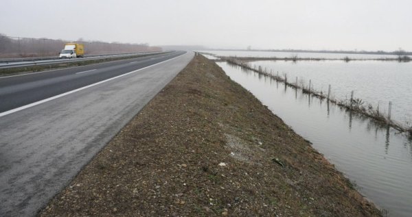 Огромни количества вода, наподобяващи пълноводно езеро, обграждат автомагистрала &quot;Тракия&quot; край Ямбол. Задържалата се вода от придошлата река Тунджа е наводнила нивите между 285-ти и 281-ви километър край магистралата и все още не се е оттеглила от земеделските площи. Снимка: Булфото