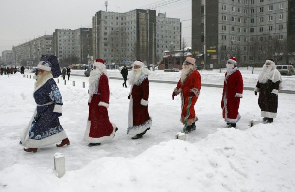 Мъже, облечени като Дядо Мраз, в Краснояркс, Сибир. Снимка: Reuters