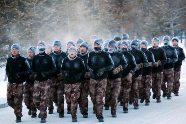 Китайски войници дават всичко от себе си по време на военно обучение при температура от минус 30 градуса в китайската провинция Хъйлундзян. Снимка: БТА