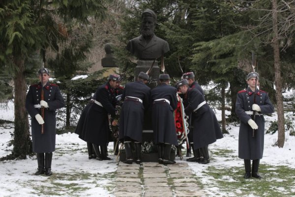 В цялата страна пред паметниците на поета-революционер Христо Ботев бяха бяха поднесени венци по повод 167-та годишнина от рождението му. Снимка: БТА
&nbsp;