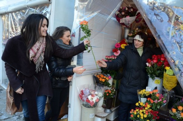 В Стара Загора цветята са най-търсения подарък за днешния Ивановден. Според справката на Дирекция &quot;Гражданско състояние&quot; Стара Загора, днес имениците в общината са 13561 жители. Най-многобройни са носещите името Иван- 5679, веднага след тях се нареждат дамите, носещи името Иванка -2126. Снимка: БТА