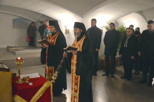 С камбанен звън в Храм-паметник &quot;Рождество Христово&ldquo; в град Шипка бе дадено началото на събитията по отбелязване на 137-та годишнина от боевете при Шипка и Шейново. В криптата на Шипченския манастир бе отслужена заупокойна молитва в памет на загиналите за освобождението на България. Снимка: БТА