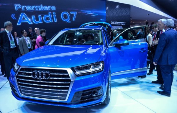 Посетители на автосалона в Детройт наблюдават новото Audi Q7. Снимка: БТА