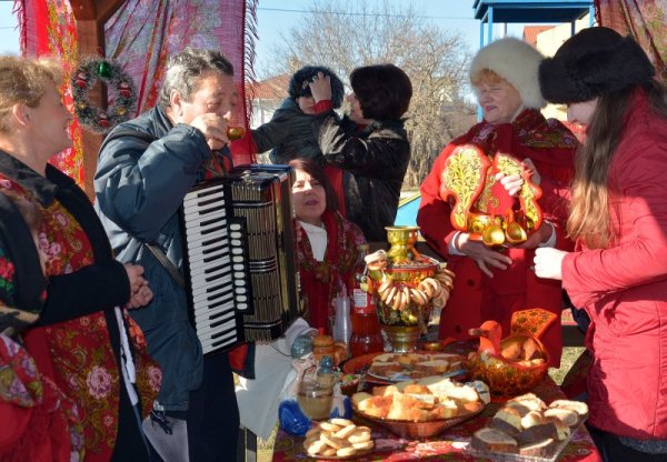 Потомци на донските и кубански казаци от варненското село Казашко празнуват днес Нова година. Жителите на уникалното за България село честват началото на годината по Юлиянския календар. В дворовете на къщите се ръси жито с пожелание за здраве и плодородие. Фолклорен състав обикаля селото с песни и танци. Снимка: БТА