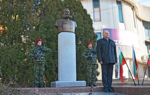 Официално бе открит бюст-паметника на ген. Михаил Скобелев в Сливен. След победния ход на Освободителната война ген. Скобелев остава в Сливен за повече от два месеца и се включва активно в обществения живот. Особено голям е приносът му за обучението на полувоенните гимнастически дружества в Сливенска губерния. За тези и други заслуги на ген. Скобелев е присвоено званието &bdquo;Почетен гражданин на Сливен&quot;. Снимка: Булфото