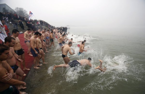 Сърби влизат в студените води на Дунав край сръбската столица Белград, за да участват в традиционния ритуал за Богоявление. Снимка: БТА