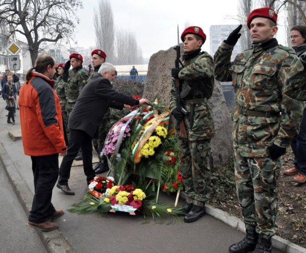 Хасковската общественост и бойците от местния военен гарнизон почетоха 137-та годишнина от освобождението на града от турско робство с поднасяне на цветя и венци пред паметната плоча до храма &quot;Св.Успение Богородично&quot;. Снимка: БТА