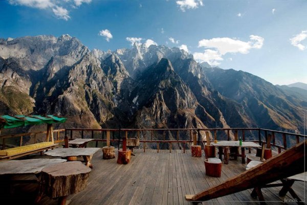 Бар &quot;Tiger Leaping Gorge&quot;, Китай. Ако се страхувате от височини, този бар може би не е съвсем за вас, защото се намира точно на ръба на скала! Но пък за сметка на това заобикалящата природа е прекрасна. Снимка: ofigenno.cc