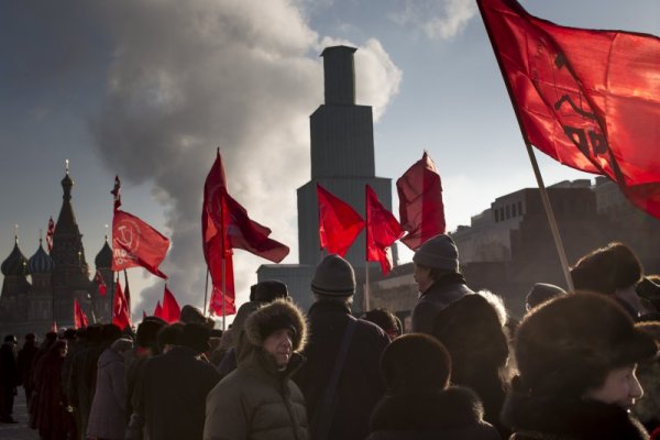 Руски комунисти се редят на опашка пред мавзолея на Владимир Ленин в Москва. Днес се навършват 91 години от смъртта на болшевишкия лидер. Снимка: БТА