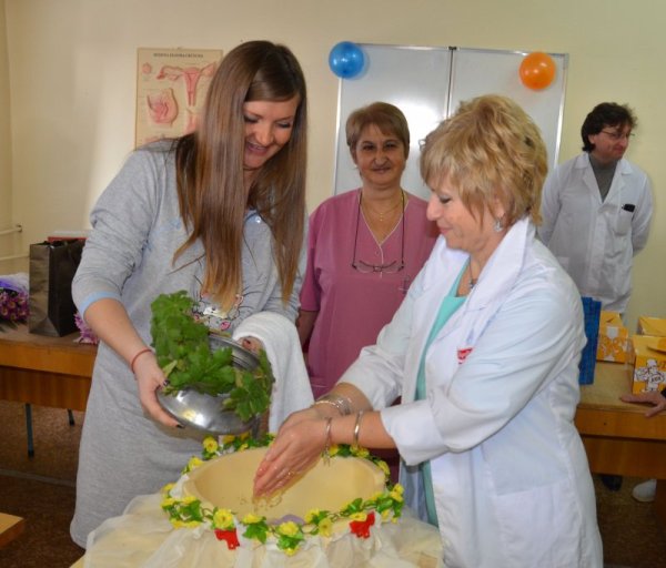 Лекари и специалисти от АГ- комплекса на МБАЛ &quot;Стоян Киркович&quot; в Стара Загора отбелязаха Бабинден с тържество. Новородените деца тук през миналата година са 1501, сред които са 38 двойки близнаци. От началото на годината в родилното отделение в АГ- комплекса са проплакали 79 деца. Снимка: БТА