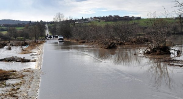 Част от пътя към хасковското село Родопи е отнесен от водата и достъпа до населеното място все още е невъзможен. Снимка: БТА