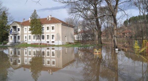 Много къщи на хасковското село Стойково, разположено от двата края на международен път &quot;Е-80&quot;, са заляти от водите на река &quot;Хасковска&quot; вследствие на двудневните валежи. Снимка: БТА