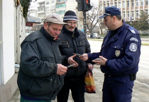 Областната дирекция на МВР-Видин стартира информационна кампания за предотвратяване на телефонните измами. Флаери-календари, напомнящи за риска от телефонни измами, ще бъдат раздадени на пенсионерите в областта. Снимка: БТА