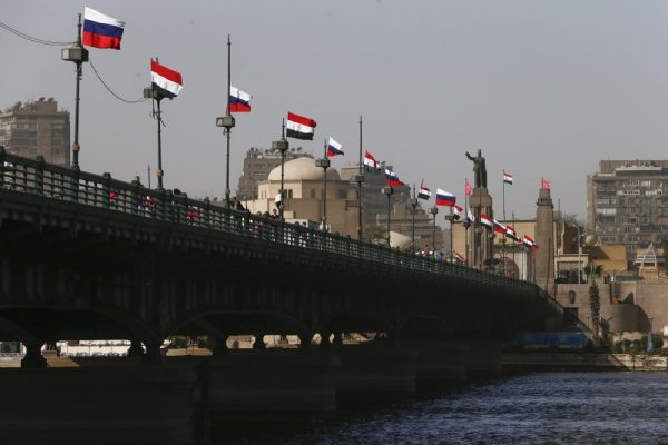 Руски и египетски знамена са поставени върху мост в египетската столица Кайро в чест на посещението на руския президент Владимир Путин в страната. Държавният глава на Руската федерация е на двудневно посещение в Египет, на което ще бъдат обсъдено развитието на отношенията между двете държави. Снимка: БТА