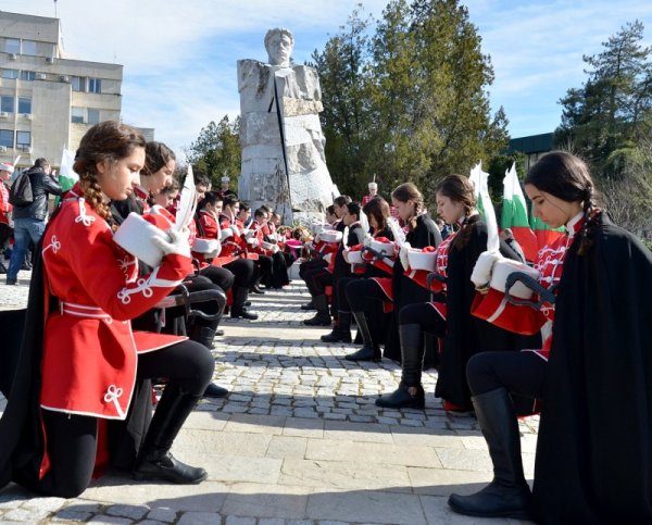 Кърджалийци се поклониха пред подвига и величието на Апостола на свободата Васил Левски и окичиха с венци и цветя паметника в центъра на града. Снимка: БТА