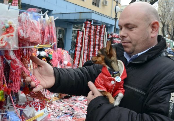 Пъстър базар на мартеници украси централния булевард в Стара Загора. Производители и дистрибутори са разположили своята продукция на близо 100 търговски маси. Снимка: БТА