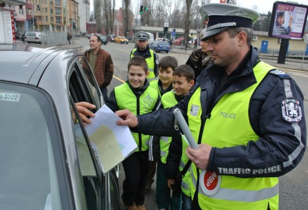 Възпитаниците на хасковската &quot;Детска полицейска академия&quot; проведоха практическо занятие с екип на служители от пътна полиция в града. Снимка: БТА