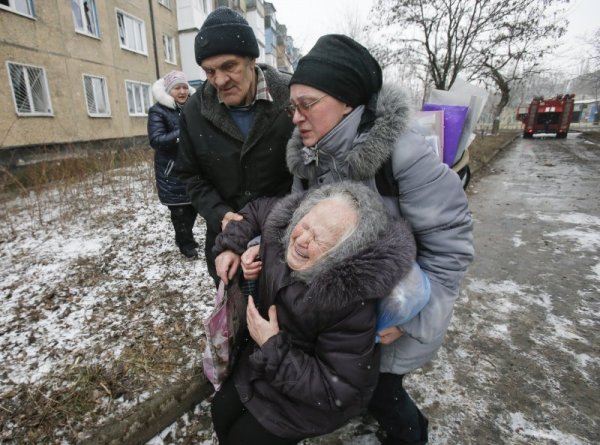 Възрастна жена плаче, след като бомби са разрушили жилищна сграда в Донецк, Украйна. Снимка: Reuters