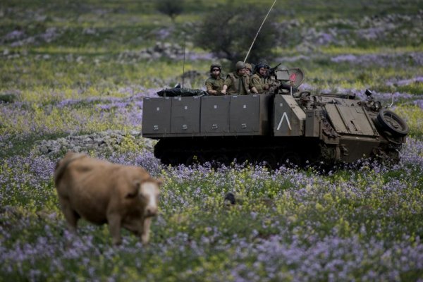 Израелски войници извършват военно обучение в поля край границата със Сирия. Снимка: БТА