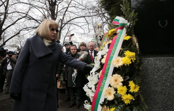 Председателят на Народното събрание Цецка Цачева, народни представители, дипломати и граждани присъстваха пред паметната плоча до парламента за отбелязването на Деня в памет на жертвите на Холокоста. Снимка: БТА