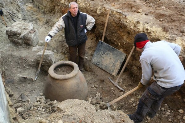 Археолози от Регионалния исторически музей във Варна започнаха проучвателни разкопки пред църквата Св. Николай Чудотворец в града, където беше открита антична делва по време на ремонта на ларгото. Заради находката Министерството на културата наложи забрана за строително ремонтните работи. Снимка: Impact Press Group
&nbsp;