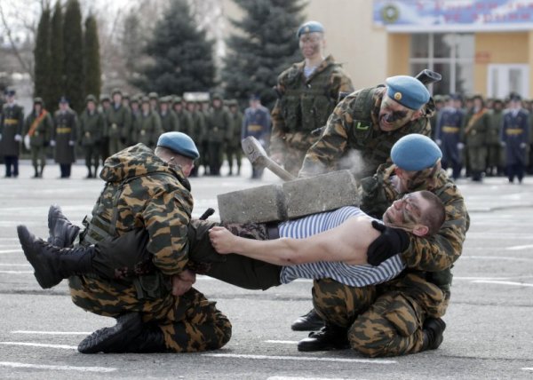 Руски войници демонстрират своите умение по време на военно шоу в град Ставропол. Снимка: Reuters