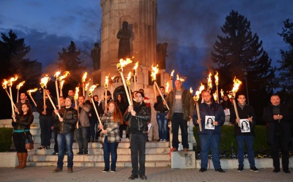 С &quot;Шествие на мира&quot; хората от Велико Търново почетоха вчера паметта на убитата студентка Вероника Здравкова. 40 факли отброиха дните от смъртта й, а с минута мълчание пред паметник &quot;Майка България&quot; студенти, преподаватели и граждани почетоха паметта на Вероника. Снимка: Булфото