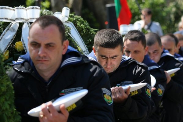 С военен ритуал в Морската градина във Варна пред паметника на Георги Бенковски беше отбелязана 139-годишнината от Априлското въстание. Снимка: Impact Press Group