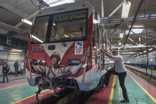 Ватман се качва на влак от московското метро, изрисувано по повод края на Втората световна война. Русия се подготвя да посрещне на 9 май 70-та годишнина от Деня на победата. Снимка: БТА
&nbsp;