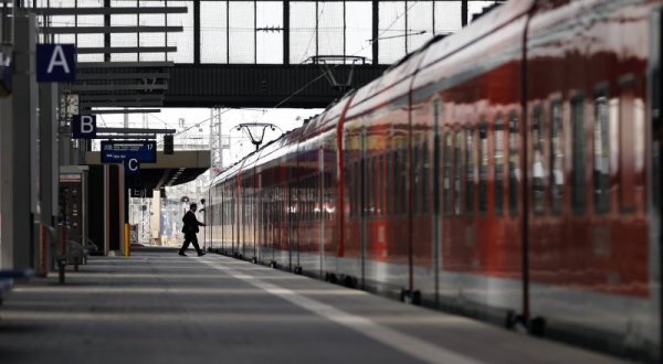 Перонът на гарата в Мюнхен стои празен заради стачка на машинистите в германските държавни железници. Исканията им са за 5% увеличение на заплатите и по-кратка работна седмица. Снимка: БТА