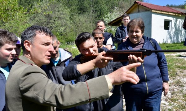 В единствения в страната Общински ученически център по военно обучение и спасителни дейности край с. Широко поле, председателят на Съюза на сержантите и офицерите от резерва и запаса подполковник Бойко Бенеков изнесе открит урок пред десетокласници от училища в Кърджали по темата за кандидатстване в резерва на въоръжените сили на България. Средношколците бяха запознати с някой типове оръжейни системи и стреляха с въздушна пушка, опитаха и войнишка бобена чорба. Снимка: БТА