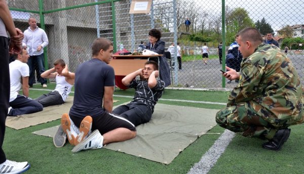 &ldquo;Военен многобой 2015&rdquo; се проведе на спортната площадка в гимназията по чужди езици &ldquo;Христо Ботев&rdquo; в Кърджали. Близо 60 средношколци от 8 училища в Кърджали и от Ардино се състезаваха по лицеви опори, коремни преси, хвърляне на граната по цел и други. Снимка: БТА