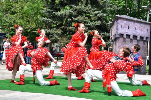 Състави от Украйна и Словакия изнесоха концерт на открито в рамките на Международния фолклорен фестивал &quot;Врачанска пролет&quot;, който се провежда във Враца. Снимка: БТА