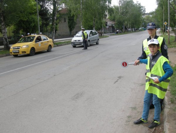 Деца от Трето ОУ &quot;Петър Берон&ldquo; в Монтана раздаваха листовки на водачи на МПС в центъра на града по повод глобалната седмица за пътна безопасност, обявена от ООН. Децата, които се обучават в детското полицейско управление, патрулираха заедно с полицаите от дирекцията в Монтана. Снимка: БТА