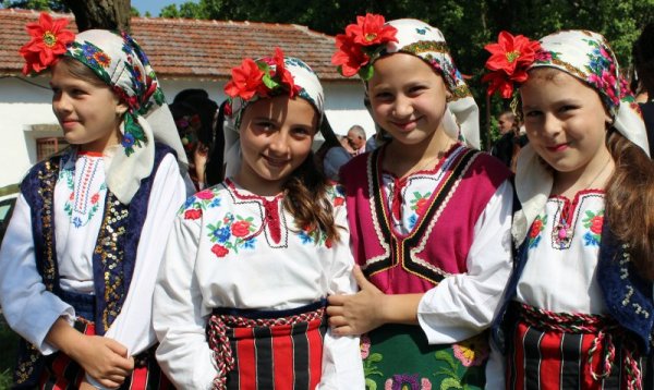 По повод селищния празник на село Сейдол, Разградска област, в местността &quot;Тюлбето&quot; се проведе традиционният фолклорен събор. Участие взеха певчески групи от Лудогорието и от Източните Родопи. Снимка: БТА