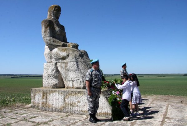 Паметта на загиналите добруджански селяни в бунтовете през 1900 година срещу въведения данък десятък беше почетена с митинги пред мемориалите в местността &quot;Грекова могила&rdquo; край Дуранкулак и в центъра на селото. Венци и цветя по случай 115-ата годишнина от кървавите събития, станали извести като Дуранкулашките бунтове, поднесоха земеделски организации, общественици, граждани, военнослужащи и резервисти. Снимка: БТА