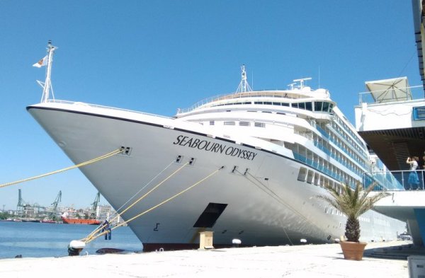 Туристическият лайнер &ldquo;Seabourn Odyssey&rdquo; акостира във Варна с 450 туристи на борда и 350 души екипаж. И тази година се очаква Морска гара Варна да бъде посетена от по-голям брой туристически кораби заради кризата в Украйна. Снимка: Impact Press Group