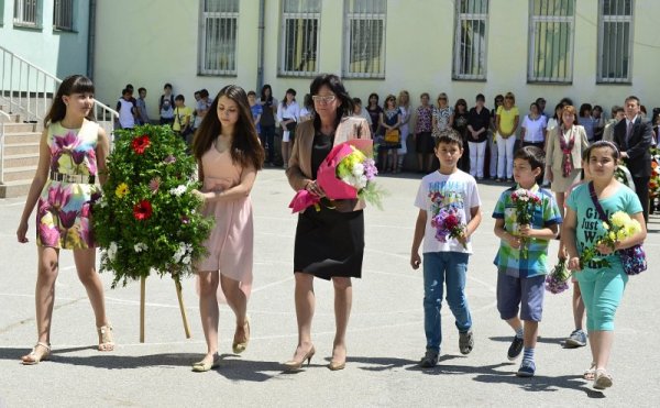 Със Заупокойна панихида пред паметника на Христо Ботев, намиращ се в двора на едноименното основно училище, минута мълчание и поднасяне на венци и цветя обществеността на Добрич почете 139 годишнината от гибелта на поета - революционер и на загиналите за свободата на България четници. Снимка: БТА