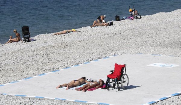 Жени се пекат на плаж във френския град Ница. Температурата в града скочи до 27-28 градуса, което изкара много жители на плаж. Снимка: БТА