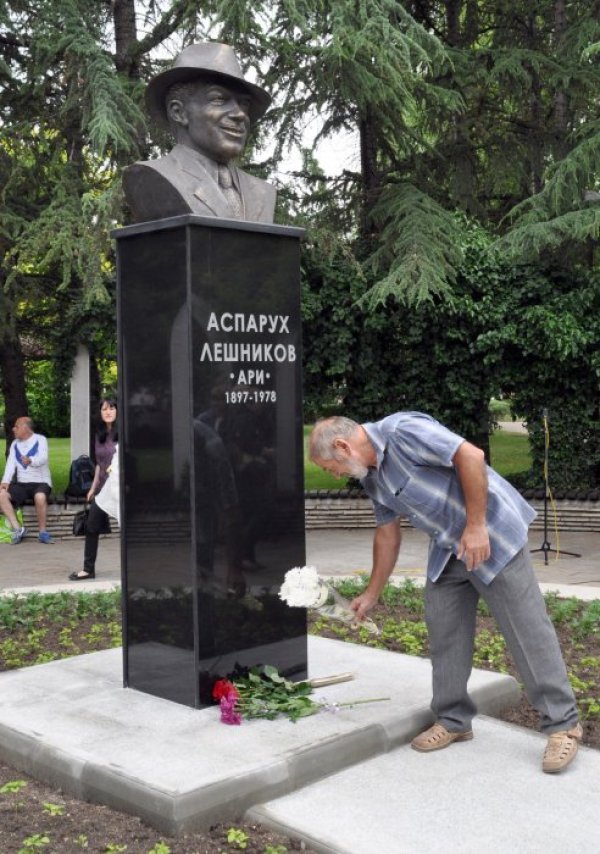 Паметник на великия тенор, изпълнител на най-популярните стари градски шлагери на миналия век Аспарух Лешников-Ари, бе открит в центъра на родния му град Хасково. Снимка: БТА
&nbsp;