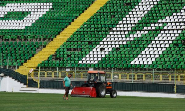 Презасяване и освежаване на тревното покритие, подмяна на седалки, грижи за чистотата - това са част от дейностите, които се вършат на стадион &quot;Христо Ботев&quot;, където играе завърналият се  в елитната &quot;А&quot; група отбор на ОФК Пирин Благоевград. Снимка: БТА
&nbsp;