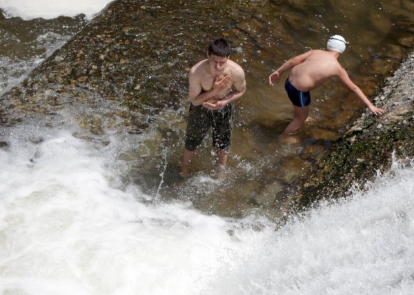 Младежи се разхлаждат във водите на водопад край Панчаревското езеро. Температурите в столицата достигната над 30 градуса. Снимка: БТА