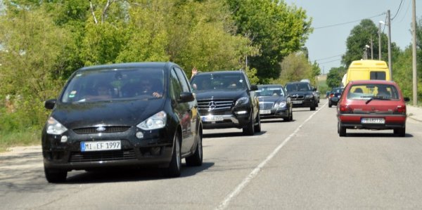 По традиция през юли хиляди турски гастарбайтери се връщат от западна Европа към Турция. Тези дни се наблюдава образуване на колони от автомобили по стария международен път &quot;Е-80&quot;, въпреки че магистрала &quot;Марица&quot; е пусната в експлоатация. Снимка: БТА