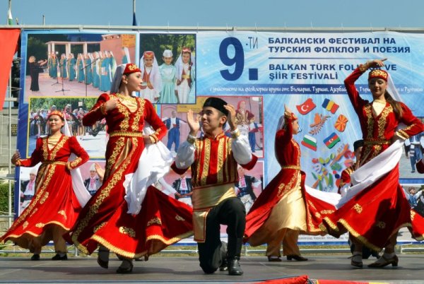 На специално изградена сцена в градската градина в центъра на Кърджали бе открит Деветият балкански фестивал за турски фолклор и поезия. Музикално-танцово изкуство представят 180 участници от България, Турция, Гърция, Румъния и Македония. Снимка: БТА