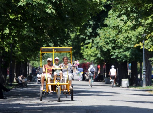 Жена и малки деца се возят на триколка в Борисовата градина. Снимка: БТА