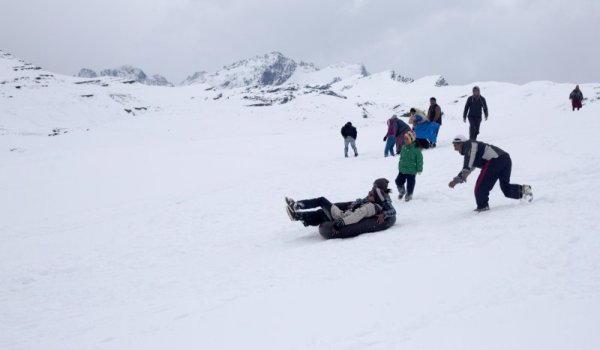 В планинската част на Боливия пък деца и възрастни се радват на падналия сняг. Снимка: БТА