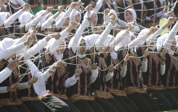 Служителки на полицията в Индонезия представят традиционен масов танц по време на тържество, посветено на 70-та годишнина от независимостта на страната. Снимка: БТА
&nbsp;