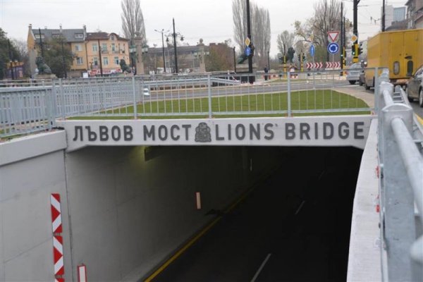 &quot;Некст стейшън Лъвов мост&quot;. След симпатичния английски в метрото София посреща гостите си и със симпатични надписи. Тук Лъвов мост на английски е преведен като мост на лъвовете, но пък това да са ни проблемите. Снимка: Facebook